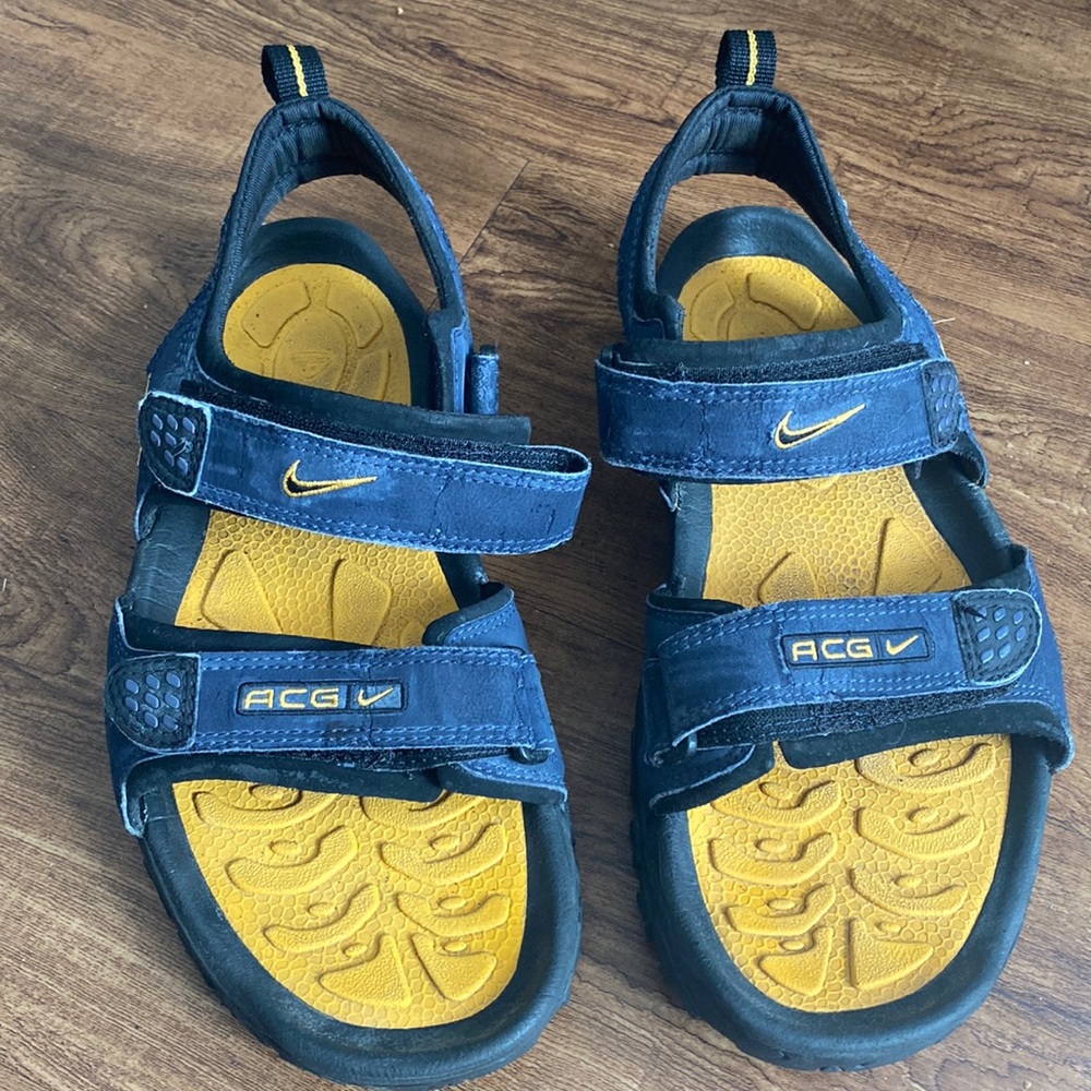 Nike ACG Mens' size 9M Navy and Yellow Outdoor Sandals